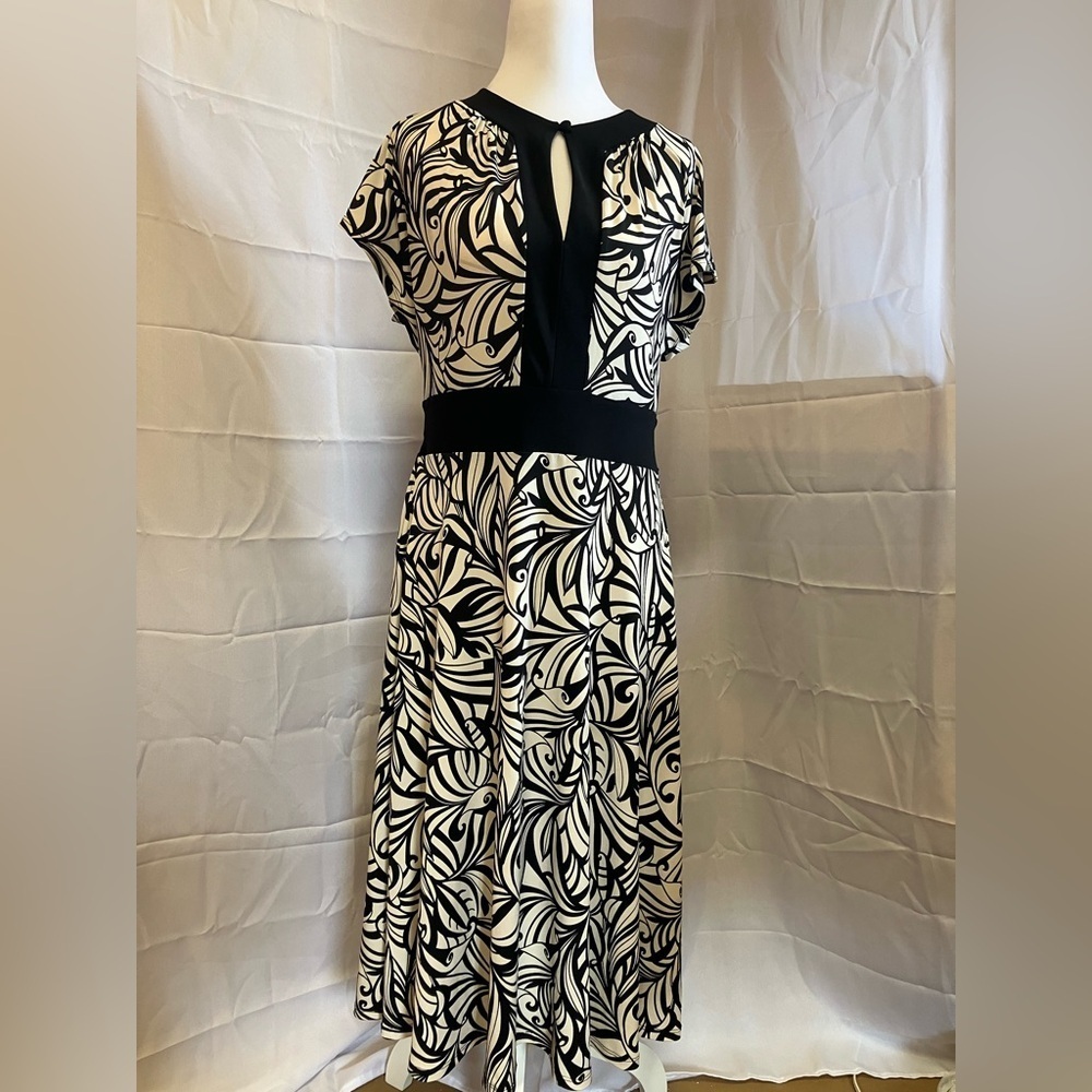 Chic Black and White Patterned Dress - Picture 1 of 7